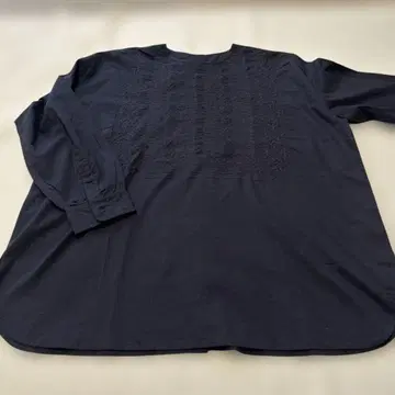 메종드소일 코튼 자수 블라우스 네이비 뒷단추