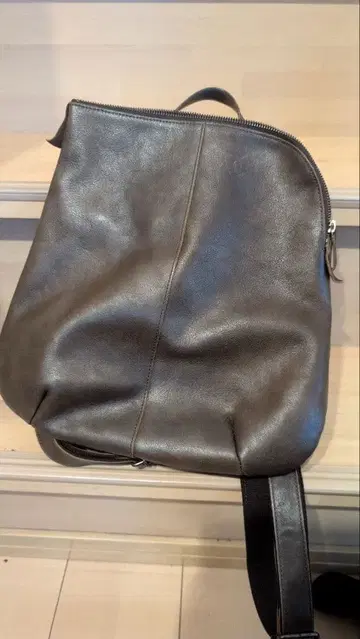 다크 브라운 가죽 백팩