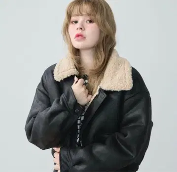 보아 카라 부착 블랙 가죽 자켓