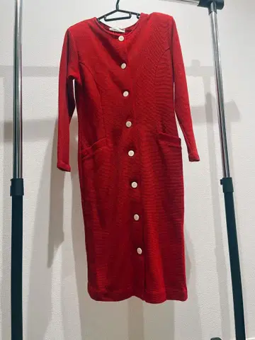 빨간색 버튼 달린 긴팔 원피스