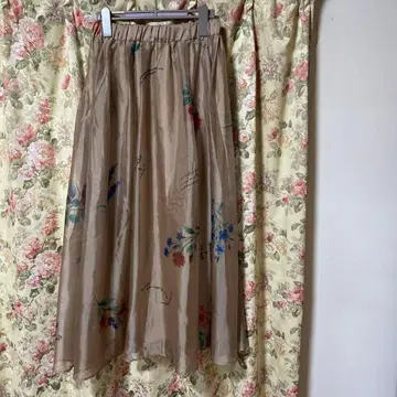 꽃무늬 프린트 베이지 플레어 스커트