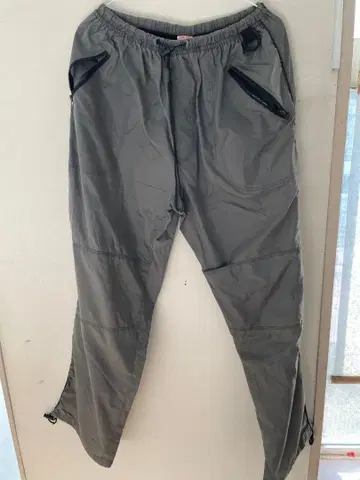 그레이 경량 지퍼 포켓 팬츠