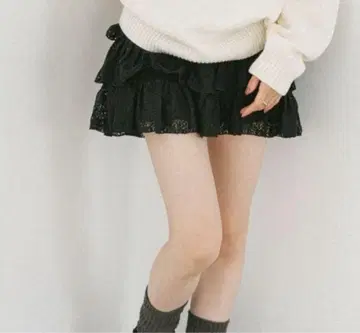 Heather 레이스 절개 프릴 미니 스커트 블랙