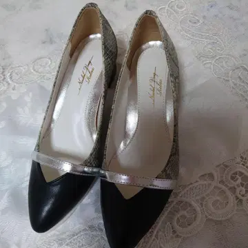 스네이크 스킨풍 펌프스 블랙과 그레이 뱀