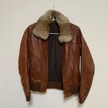 퍼 달린 브라운 가죽 자켓
