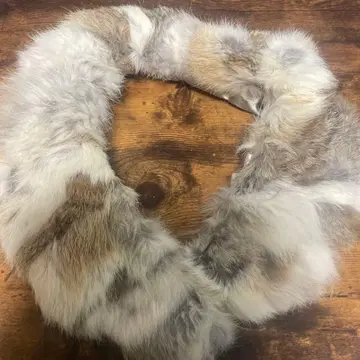 퍼 원형 머플러 그레이와 화이트