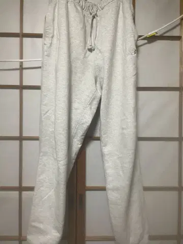 조거 팬츠 라이트 그레이 백 포켓 부착