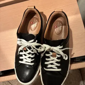 Clarks 블랙 가죽 스니커즈