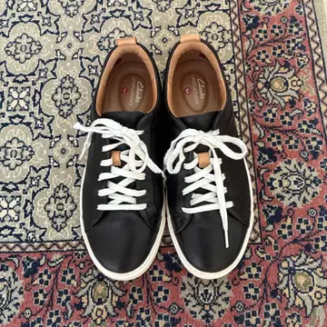 Clarks 블랙 가죽 스니커즈