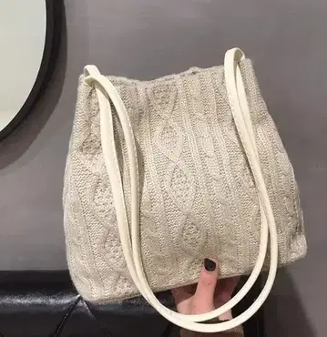 니트 편직 숄더백 크림색