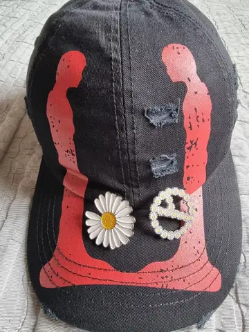 G Dragon 데미지 캡과 데이지 브로치, 핀 배지 세트