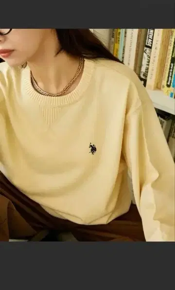 크림색 긴팔 니트 스웨터