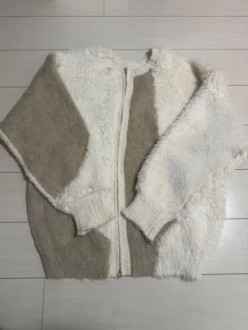 퍼 소재 집업 니트