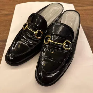 SHOE GALLEHY OTA 블랙 에나멜 로퍼