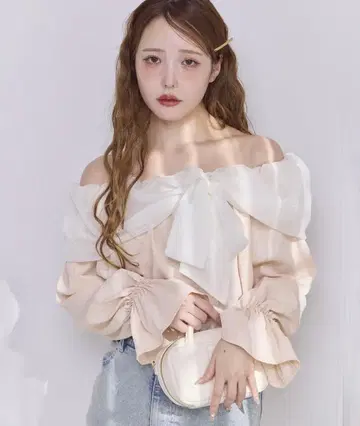 나이스 클라웁 오프숄더 리본 블라우스