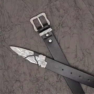 장식적인 버클의 블랙 가죽 벨트