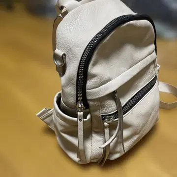 아이보리 합성 피혁 캐주얼 백팩