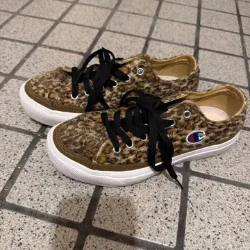 챔피온의 기모 레오파드 무늬 스니커즈