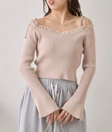 chico 소재 플레어 프릴 레이스 V넥 니트