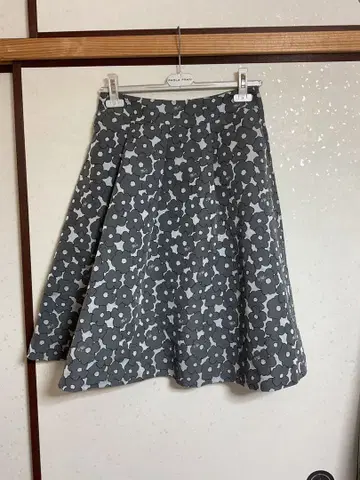 엠즈 그레이시 꽃무늬 플레어 스커트 그레이 계열