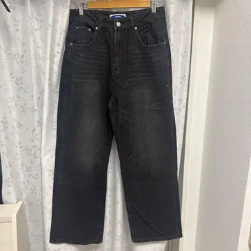 블랙 스트레이트 데님 팬츠