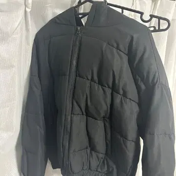 블랙 후드 부착 다운 자켓