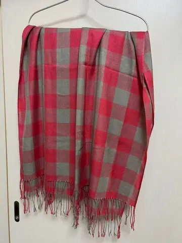 빨간색과 그레이 체크 무늬 스톨