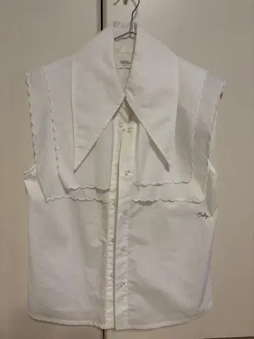 Bibiy. 스캘럽 옷깃 슬리브리스 셔츠