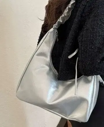 실버 합성 피혁 숄더백