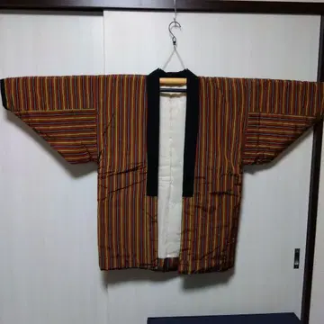 스트라이프 패턴 겉옷 오렌지와 블랙