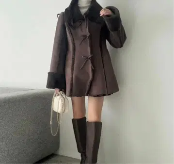 NICE CLAUP 페플럼 리본 페이크 무스탕 코트 브라운