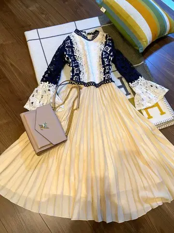 Chesty 자수 레이스 플라워 플리츠 원피스