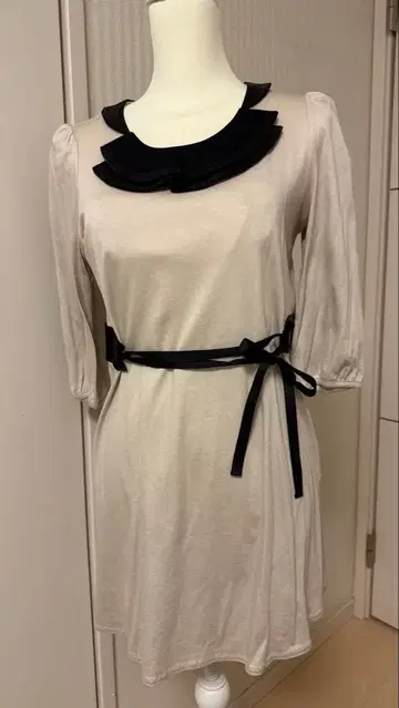 TO BE CHIC 베이지 프릴 옷깃