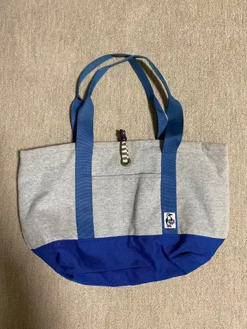 그레이와 네이비의 토트백