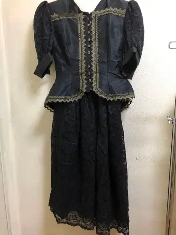 블랙 레이스와 새틴 셋업