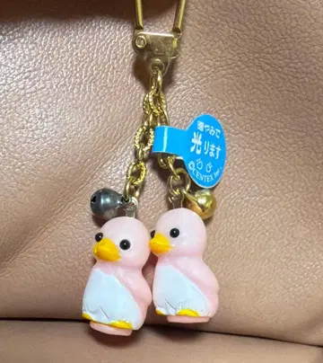 펭귄 키링 어둠 속에서 빛나는 페어 방울 포함 핑크 세트 축광