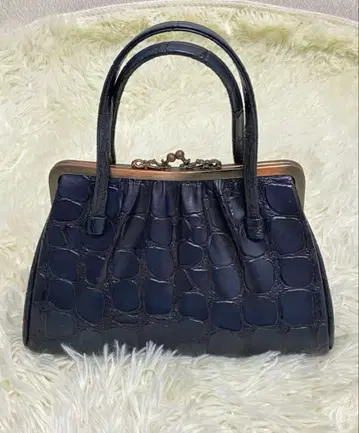 다크 네이비 엠보싱 가공 핸드백