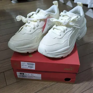 Puma 화이트 스니커즈 23.5cm