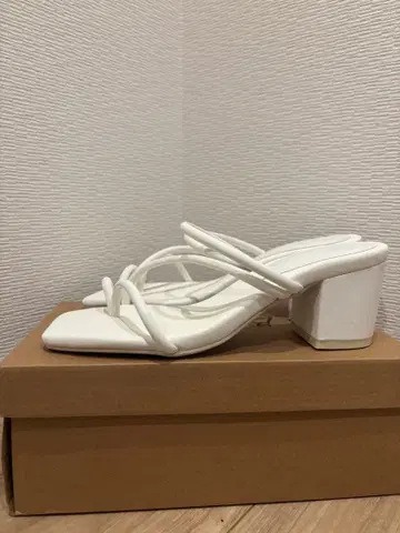 화이트 스트랩 샌들