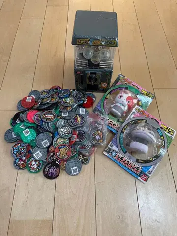 요괴워치 가챠가챠와 코인 세트 피규어 포함 (메달 약 100개)