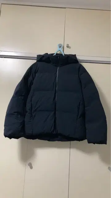 유니클로 심리스 다운 파카 블랙 M 사이즈