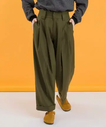 MUHET 턱 스트레이트 팬츠 카키