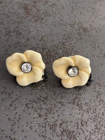 아이보리 꽃 디자인 귀찌