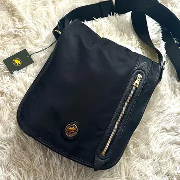 미사용품 헌팅월드 숄더백 크로스 바디 나일론 블랙