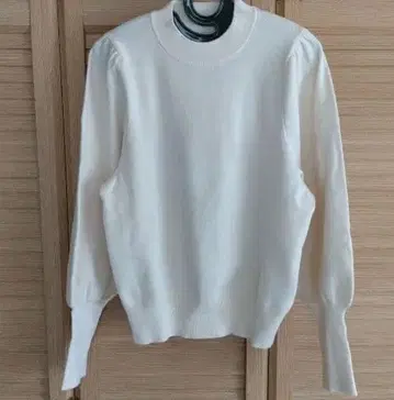 화이트 스웨터