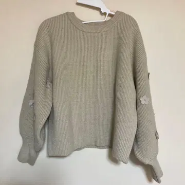 내추럴 꾸뛰르 캐치한 꽃 모티브 소매 니트 [ 새상품 익명 배송 ]