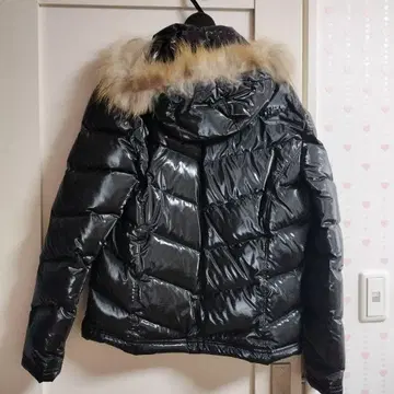 퍼 달린 블랙 다운 자켓