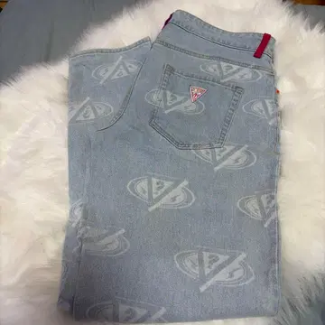 GUESS와 J Balvin의 콜라보 청바지