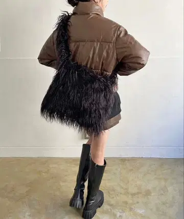 웨이비 인조 모피 롱 스트랩 숄더백