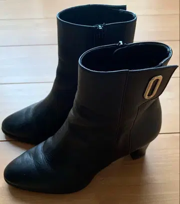 [ untitled ] 블랙 가죽 앵클부츠 사이드 지퍼 부착 23cm